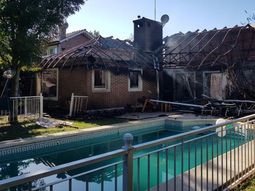 ¡De película! Discutió con su jefe, le chocó el auto e incendió la casa