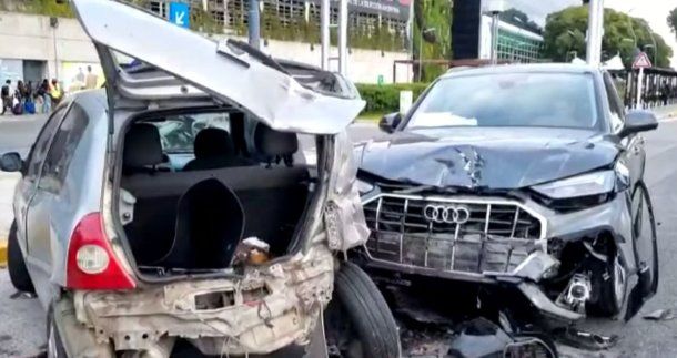 Impresionante choque en Aeroparque: conductor de un Audi destrozó dos automóviles que estaban en un semáforo