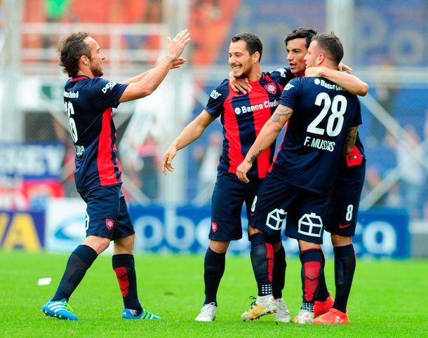 San Lorenzo derrotó a Vélez y sigue de racha