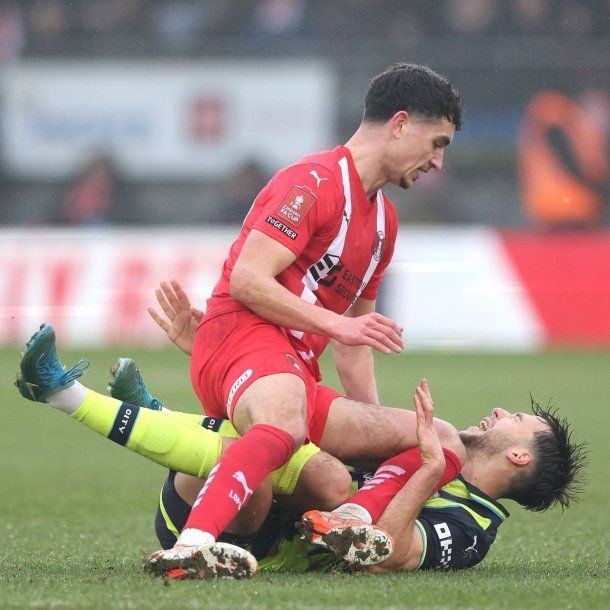 Dramático debut de Nico González en Manchester City: error y lesión en el primer tiempo