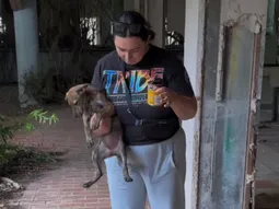 Fueron a rescatar a unos cachorros y se encontraron con una situación tan tierna como inesperada