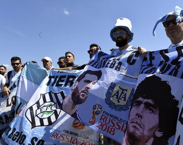 Un hincha argentino se tiene que volver del Mundial por un hombre que cayó sobre él