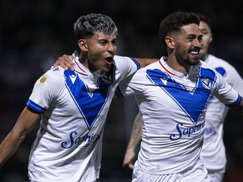 Vélez derrotó por 2-1 a un San Martín (SJ) complicado con el descenso en el Torneo Clausura