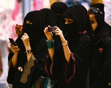 Una mujer le regaló una novia y un auto a su esposo