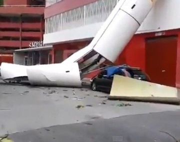 Una antenta se precipitó a metros de la cancha de Independiente como consecuencia del temporal