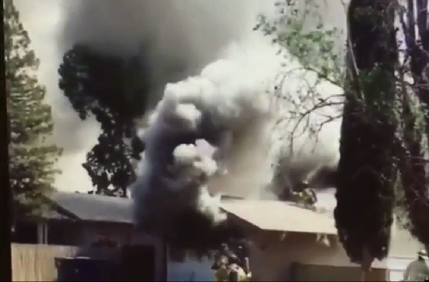 Terrible video muestra el momento en el que un bombero cae de un techo en llamas