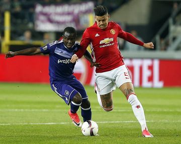 El argentino Rojo, luchando contra un rival del Anderlecht