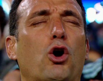 Lionel Scaloni cantó con todas sus fuerzas el Himno Nacional.