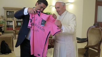 el papa poso con la polemica camiseta rosa de boca el papa poso con la polemica camiseta rosa de boca