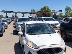 Por la diferencia cambiaria con Argentina, 8.800 uruguayos cruza a diario la frontera. Por la diferencia cambiaria con Argentina, 8.800 uruguayos cruza a diario la frontera.