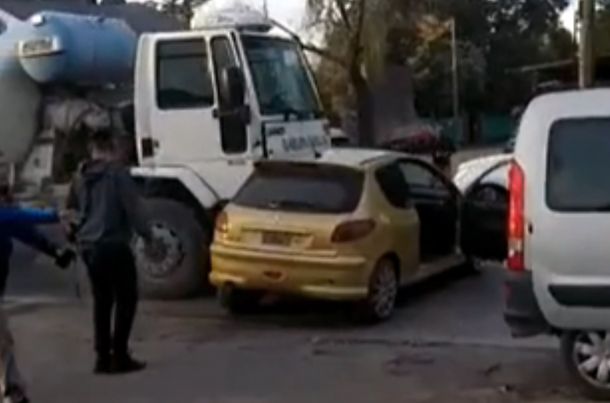 VIDEO: Camión cementero fuera de control arrastró un auto y casi arrasa con todo