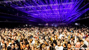 en una fiesta elestronica siempre hay droga, pero no se muere gente por sobredosis en una fiesta elestronica siempre hay droga, pero no se muere gente por sobredosis