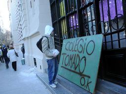 los alumnos continuan con las tomas en las escuelas portenas los alumnos continuan con las tomas en las escuelas portenas