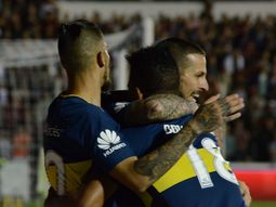 Junior Benítez, Benedetto y Fabra celebran el segundo gol de Boca Junior Benítez, Benedetto y Fabra celebran el segundo gol de Boca