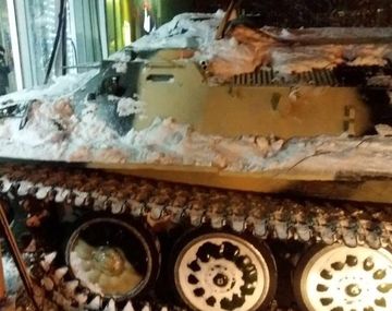Robó un tanque y lo estrelló contra un supermercado para llevarse alcohol