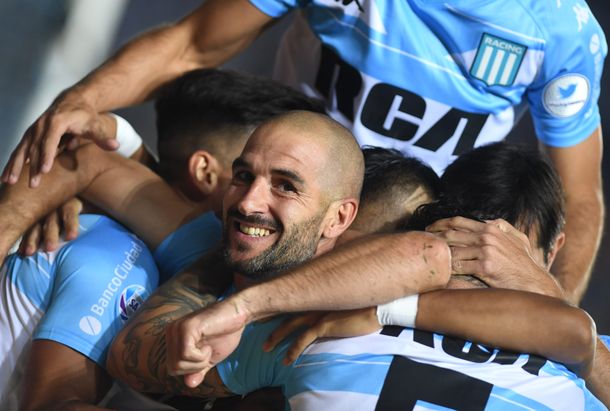 Racing le ganó desde el arranque al comprometido Belgrano y se afianza en la punta