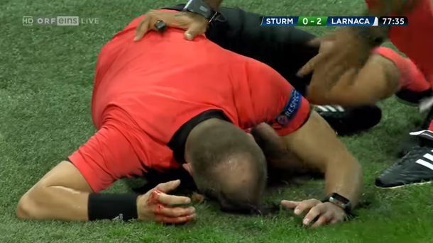 Le cortaron la frente a un juez de línea