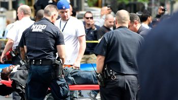 nueva york: policia disparo a hombre que atacaba a transeuntes a martillazos