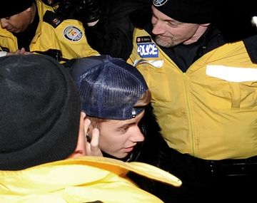 Otra vez sopa: Justin Bieber y su padre fumaron marihuana en un avión