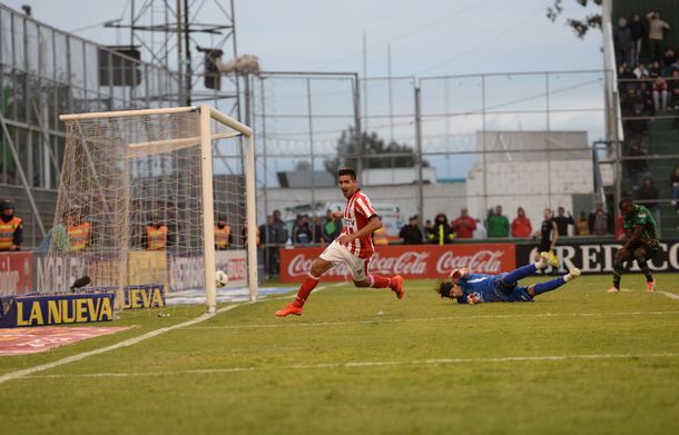 Estudiantes ganó con dos apariciones de Viatri y sigue de cerca a Lanús
