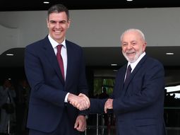 El jefe de Gobierno español, Pedro Sánchez, y el presidente de Brasil, Lula da Silva, en su encuentro en el Palacio del Planalto. El jefe de Gobierno español, Pedro Sánchez, y el presidente de Brasil, Lula da Silva, en su encuentro en el Palacio del Planalto.
