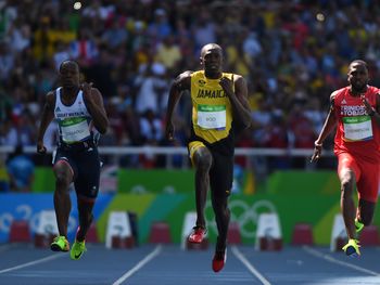 En su primera presentación, Usain Bolt corrió al trote y se quedó con su serie