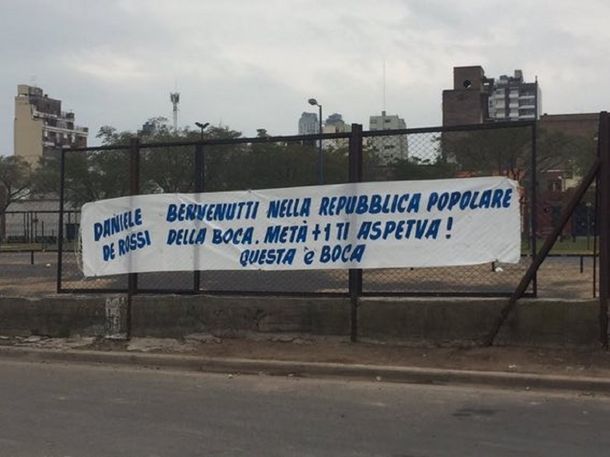 Con este pasacalle lo esperan a Daniele De Rossi