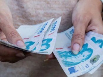 Trabajadores y jubilados, ansiosos por el primer medio aguinaldo de 2026: cuándo se cobra