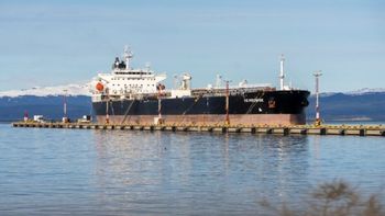 Tierra del Fuego cruzó al Gobierno por la operación de un buque petrolero británico en el puerto de Ushuaia