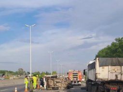 choque, vuelco y muerte en la autopista del oeste: una combi embistio a un camion choque, vuelco y muerte en la autopista del oeste: una combi embistio a un camion