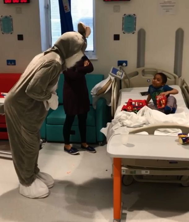El francés Patrice Evra se disfrazó de conejo y visitó un hospital infantil