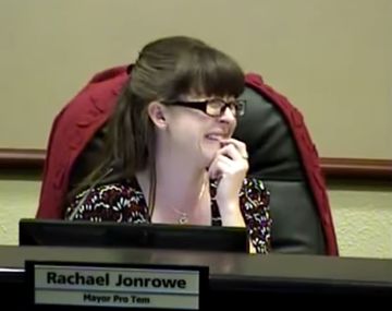 El papelón de un político que fue al baño