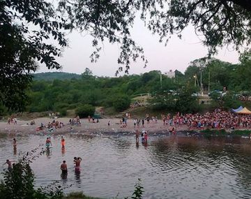 VIDEO: Batalla campal a orillas de un río de Córdoba