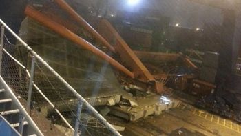 cayo una grua sobre un barco en el puerto