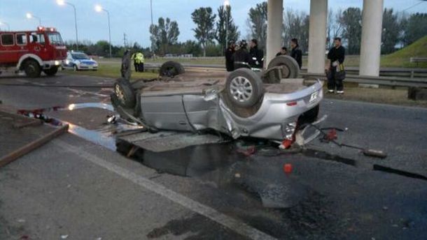Mueren tres jóvenes al caer un auto desde un puente en Santa Fe