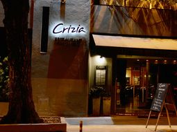 Mozo espanta del restaurante a un ladrón con un sacacorchos