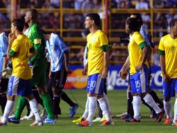 papelon: argentina-brasil se suspendio por falta de luz papelon: argentina-brasil se suspendio por falta de luz