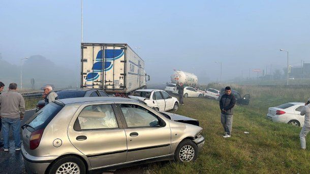 Impresionante choque en cadena en Luján: involucró a 15 vehículos y dejó ocho heridos