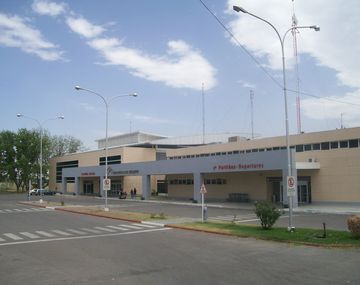 Frenan el despegue de un avión por un bebé en riesgo