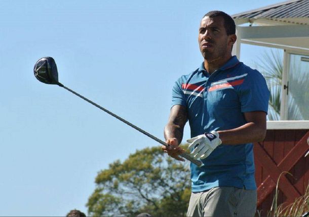 Carlos Tevez jugó al golf en un evento solidario en Uruguay