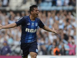 Diego González desvió un remate de Luciano Aued y así marcó el primer gol de Racing ante Arsenal en Avellaneda