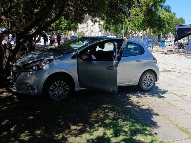 La Plata: un hombre se infartó mientras manejaba y se subió con su auto en la Plaza Moreno
