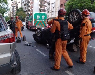 Una conductora chocó su auto contra vehículos estacionados y volcó en Caballito
