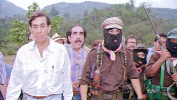 Cuauhtémoc Cárdenas se entrevista con el subcomandante Marcos en 1994. Cuauhtémoc Cárdenas se entrevista con el subcomandante Marcos en 1994.