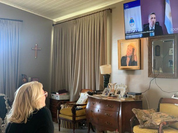 Los memes por el tuit de Elisa Carrió esperando la acusación a Cristina Kirchner