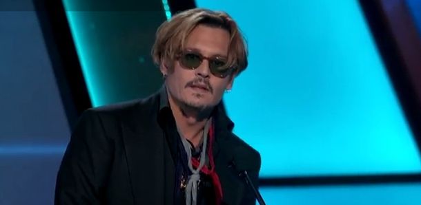 Escándalo: Johnny Depp presentó un premio borracho