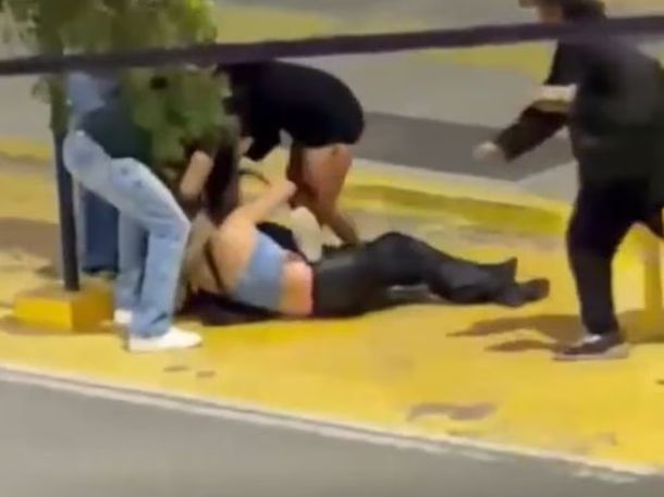 Brutal pelea entre mujeres en Neuquén.
