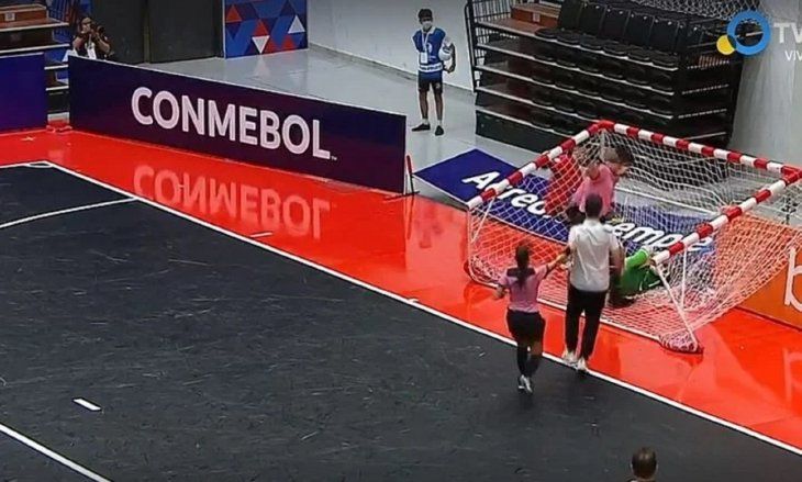 El penal del jugador argentino de futsal del que hablan todos: noqueó al arquero de Brasil y tumbó el arco