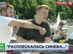 Le dan una piña a un periodista que transmitía en vivo Le dan una piña a un periodista que transmitía en vivo