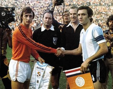 Johan Cruyff y Roberto Perfumo en el Mundial de Alemania Federal 1974